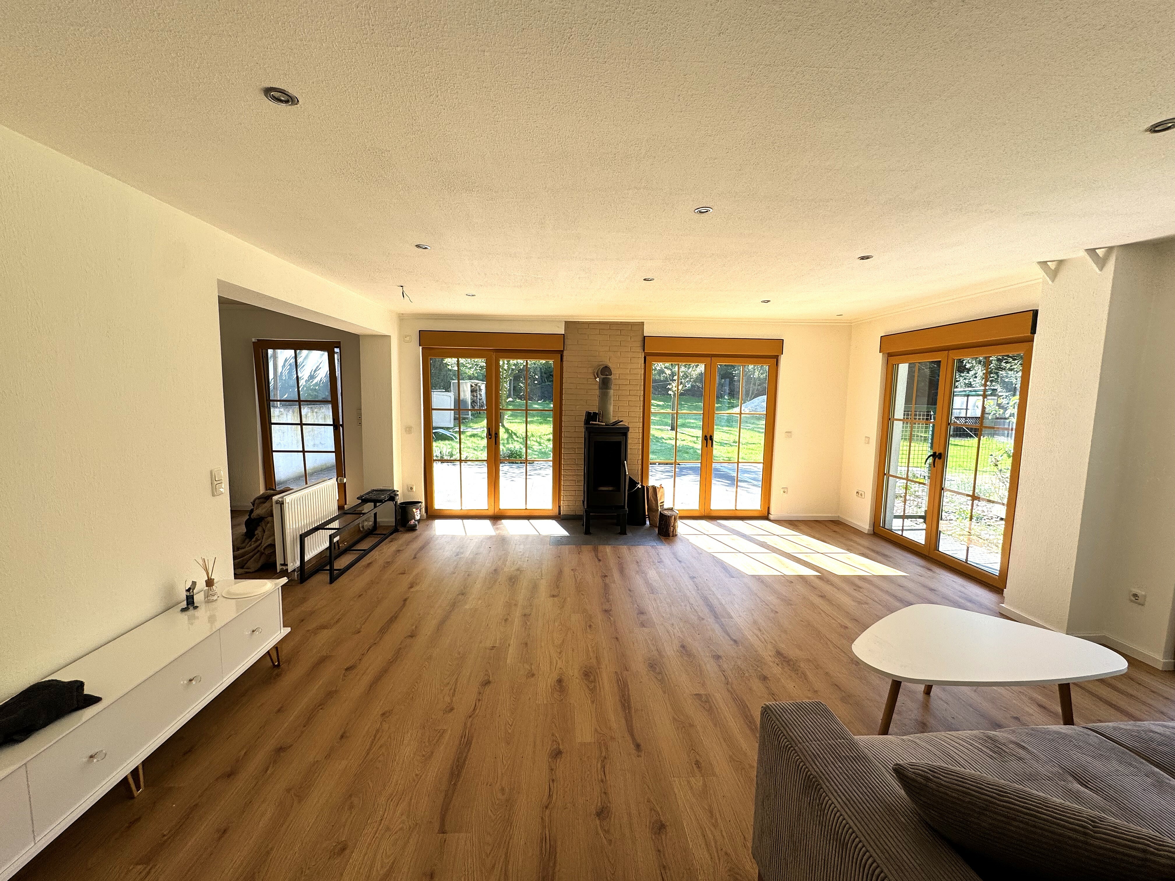 Attraktives Zuhause mit Arbeitsmöglichkeit – Renovierter Bungalow großzügigem 2.000 m² Grundstück