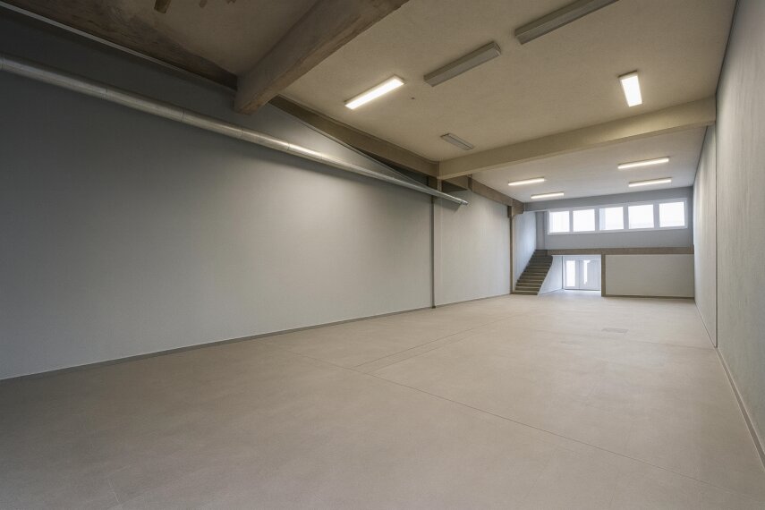 1 Halle Links mit hohen Decken