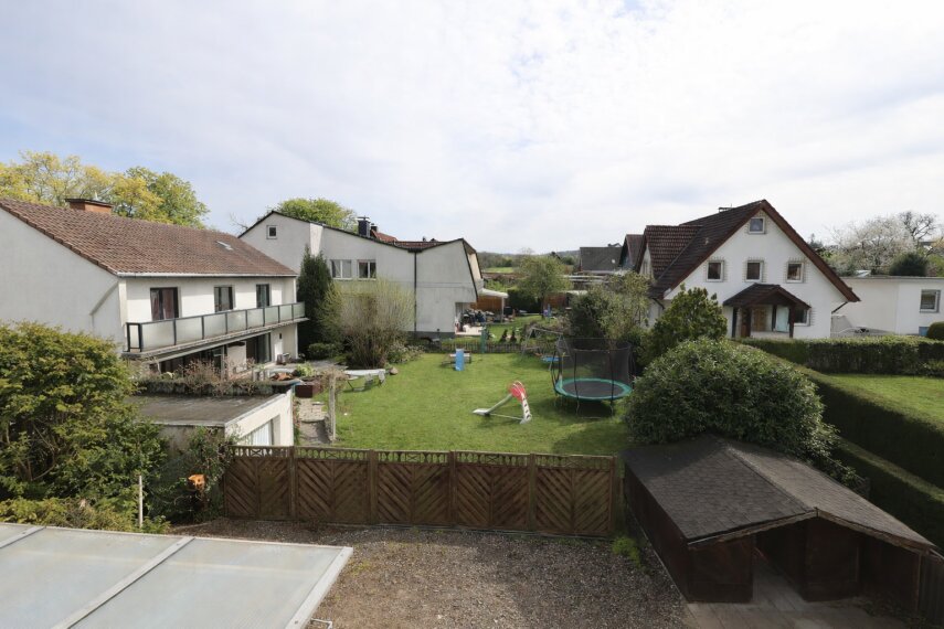 Suburbane Gartenszene mit Trampolin