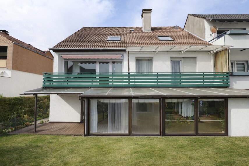 Hinteransicht eines gepflegten Wohnhauses
