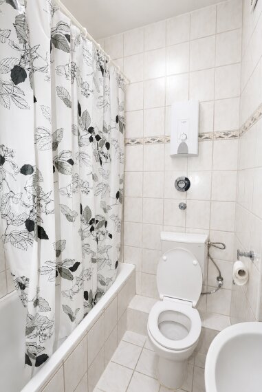 1.OG Badezimmer Links