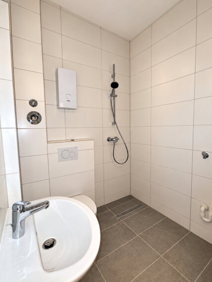 Modernes, helles Bad mit offener Dusche