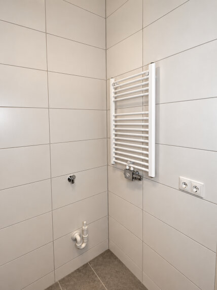 Moderner Badezimmeranschluss mit Handtuchheizkörpe