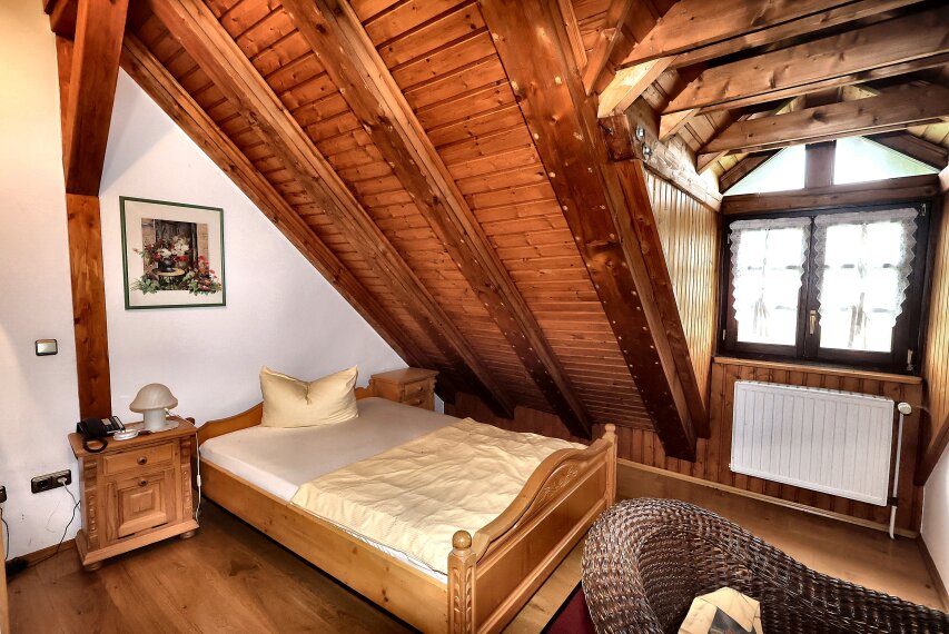 Zimmer_Holzdecke_Expose_bearbeitet_2