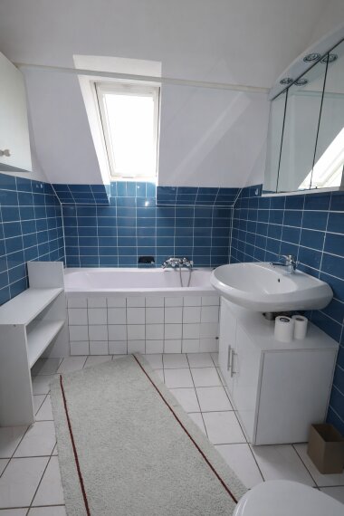 Badezimmer unter Schrägdach mit natürlichem Licht