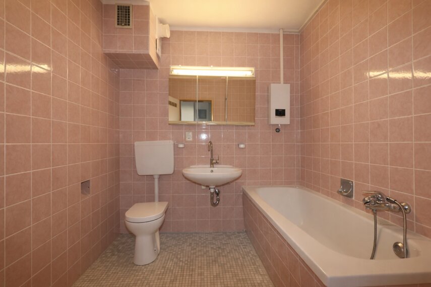 Moderne Badezimmer mit pinken Fliesen