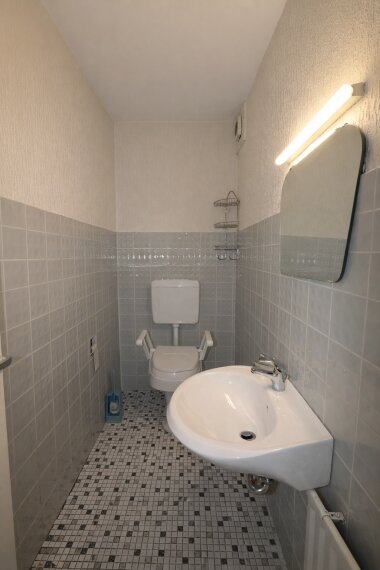 Klares Badezimmer mit moderner Ausstattung