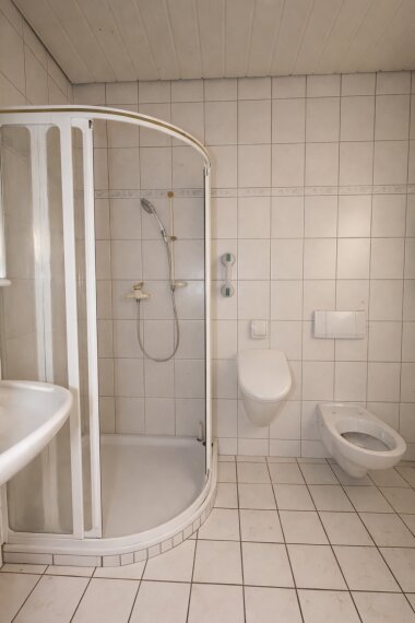 Sauberer Badezimmerbereich mit Dusche