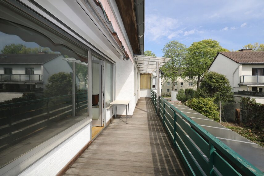 Balkon mit grünem Geländer und Aussicht