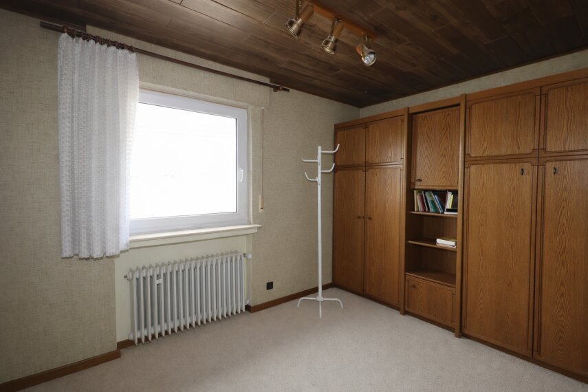 Helles und ordentliches Zimmer mit Fenster