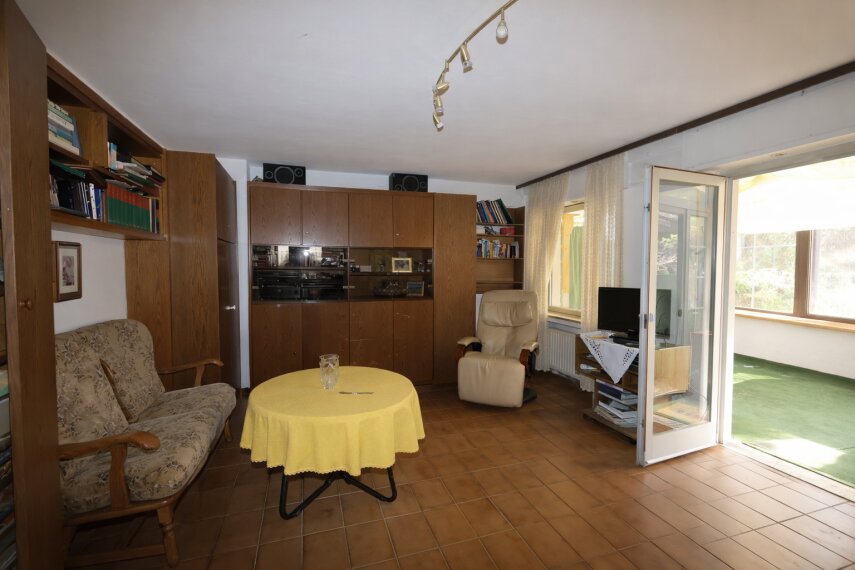 Helles Wohnzimmer mit Zugang zum Garten