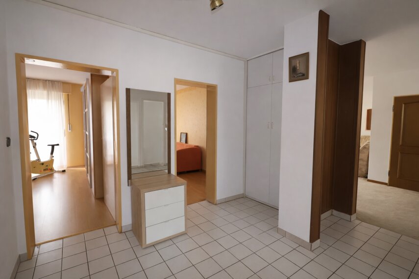 Flur mit Holzdetails und Spiegel