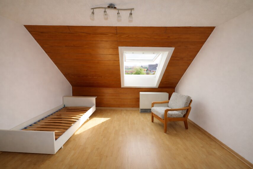 Helles, minimalistisches Schlafzimmer im Dachgesch