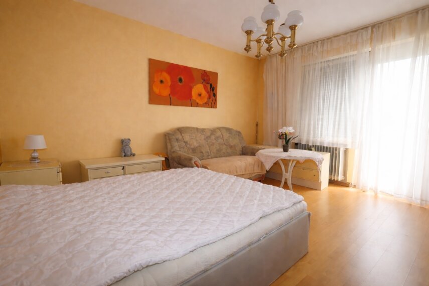 Gemütliches Schlafzimmer mit warmen Farben