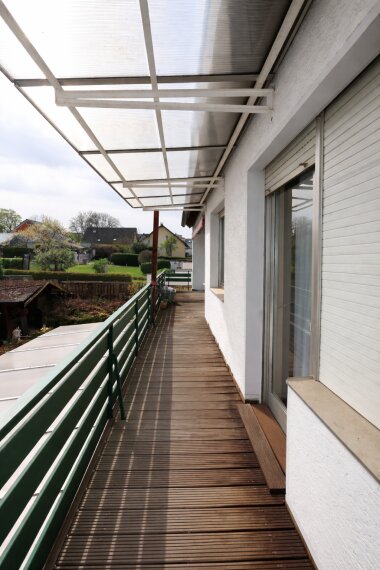 Langer Balkon mit Holzboden und Dach